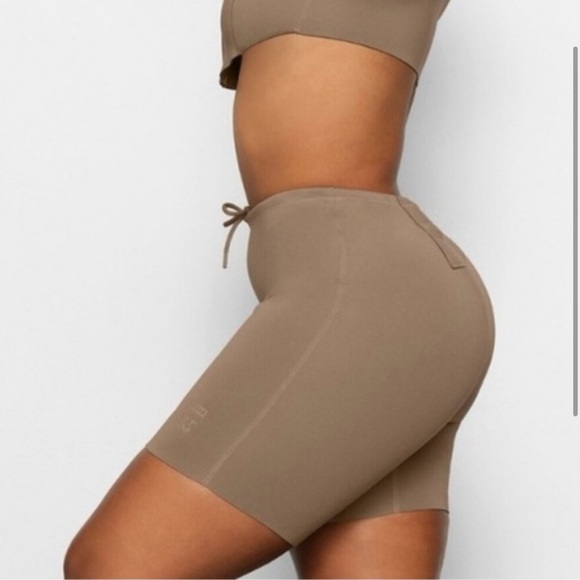 NWT SKIMS Sport Swim Scuba Mid Thigh Short in Desert - Picture 3 of 10